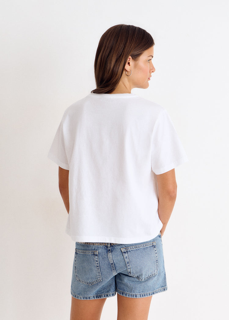 Camiseta blanca de corte holgado vista por la espalda