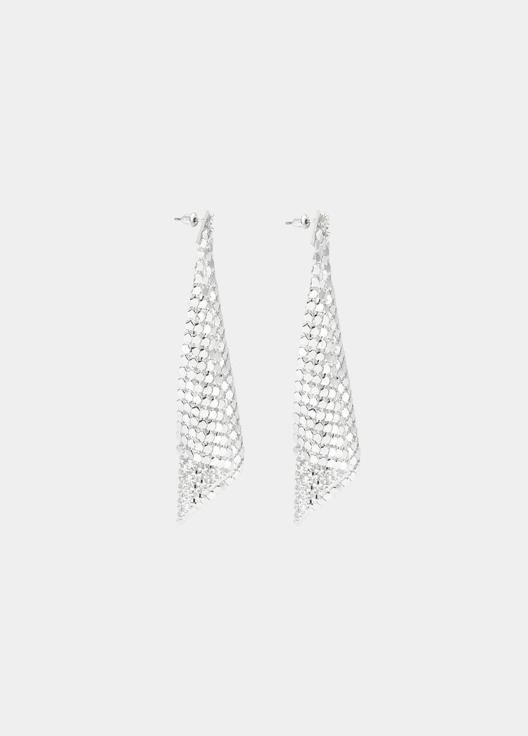 Pendientes de malla metálica en forma de rombo de color plata colgando sobre fondo liso
