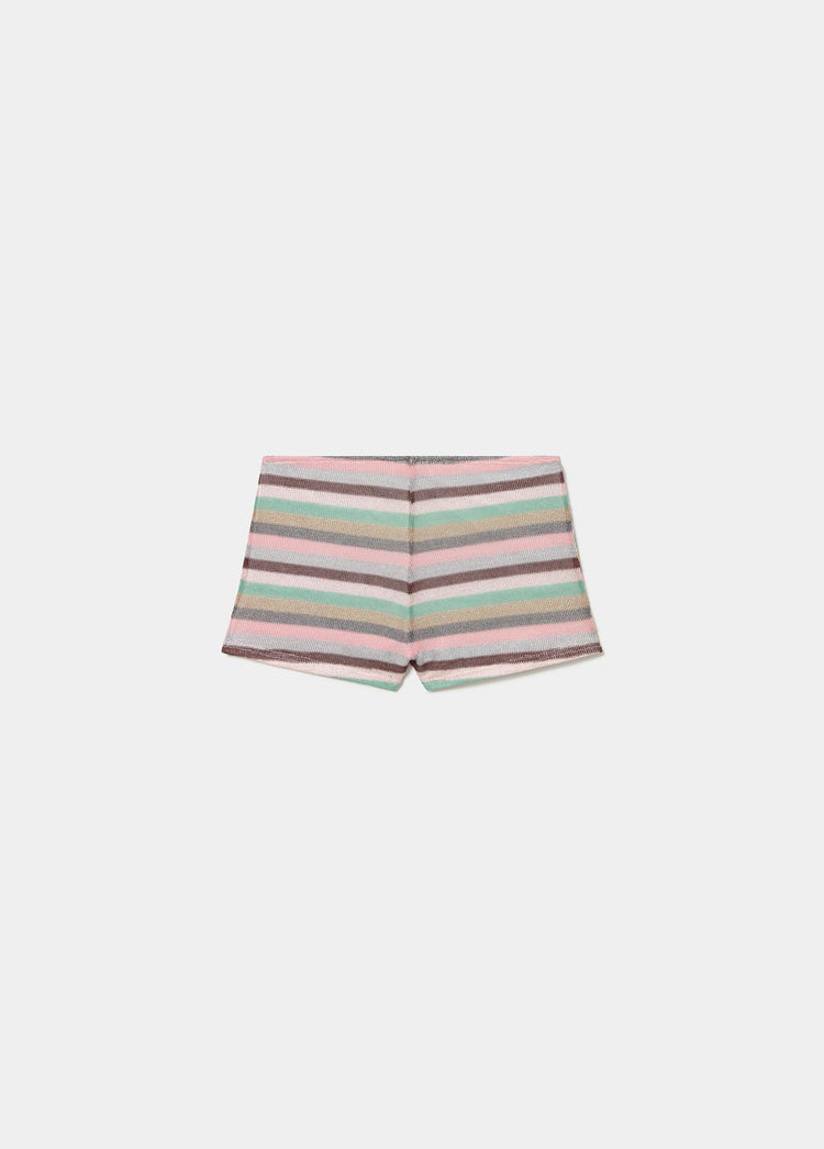 Short de rayas tejidas en rosa claro, visto de frente sobre fondo neutro