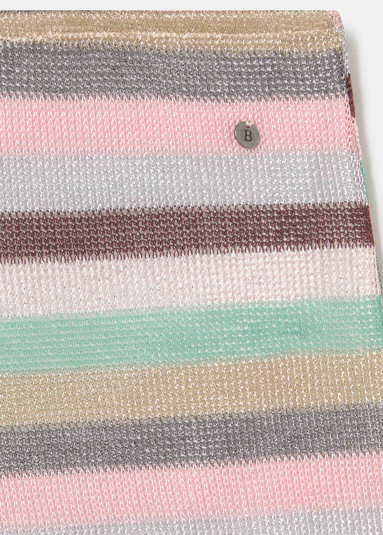 Short de rayas tejidas en rosa claro con detalle de botón metálico en la parte superior