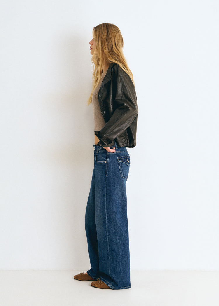 Jeans ancho de tiro bajo en azul oscuro vistos de perfil