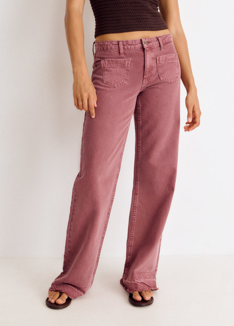 Pantalón vaquero de corte recto en tono rosado con bolsillos frontales