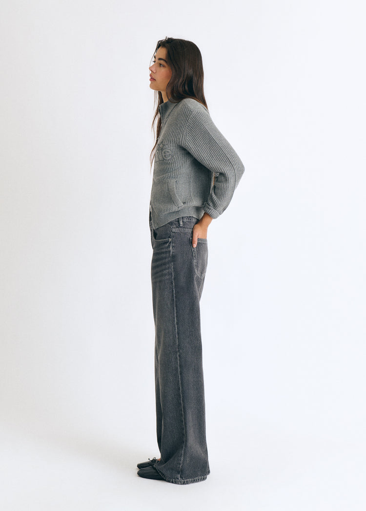 Jeans vaqueros de tiro medio y pierna ancha en gris oscuro vistos de perfil