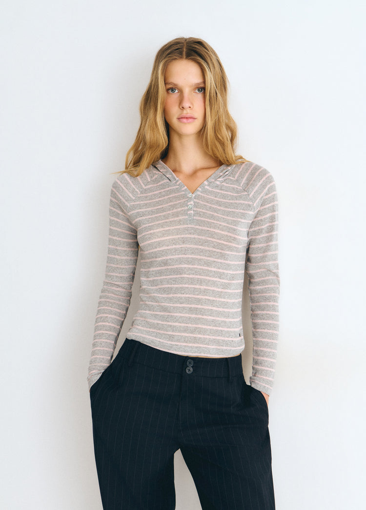Camiseta de rayas en gris vigore con cuello de capucha y botones