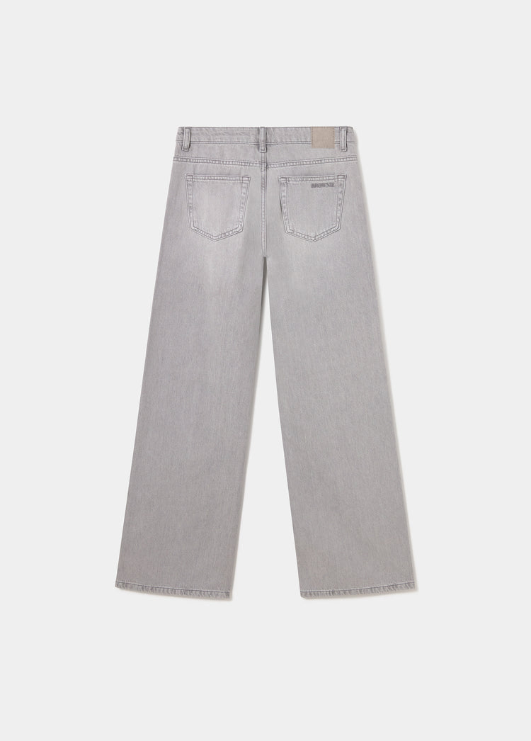 Jeans de corte recto en gris con vista trasera mostrando los bolsillos y la etiqueta