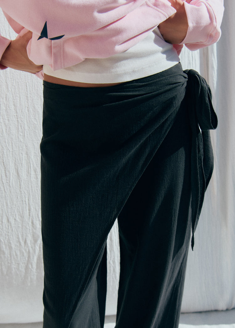 Pantalón largo pareo de color antracita con detalle de lazo en la cadera