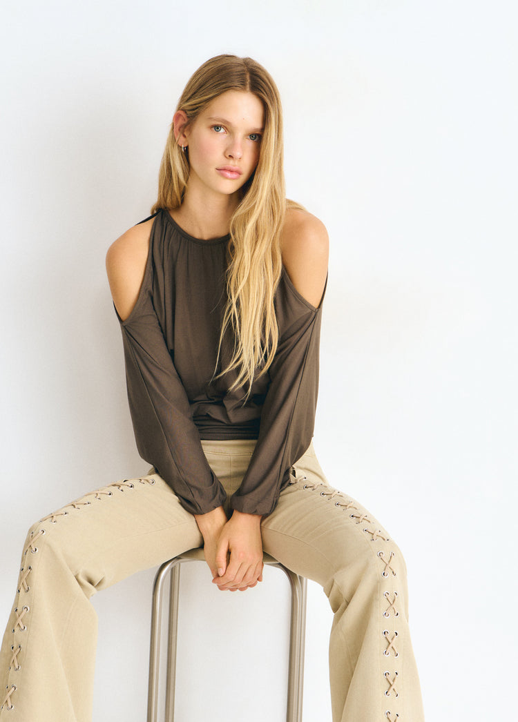 Blusa de viscosa con frunce bajo y hombros descubiertos en tono granate