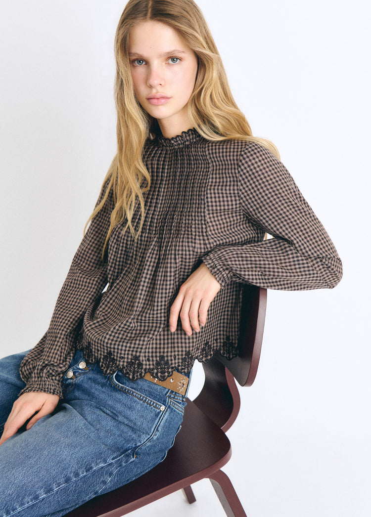 Bluse mit Karomuster und besticktem Saum