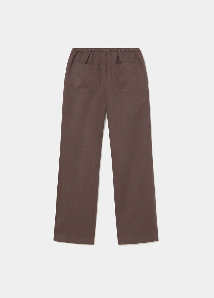 Pantalón de lino marrón visto por detrás mostrando los bolsillos traseros y la cintura elástica