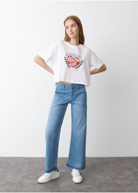 T-SHIRT COM ESTAMPADO DE CORAÇÃO