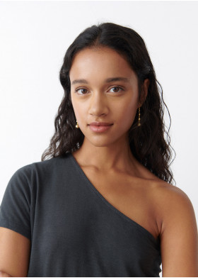 T-SHIRT ASYMMETRISCH KORTE MOUWEN