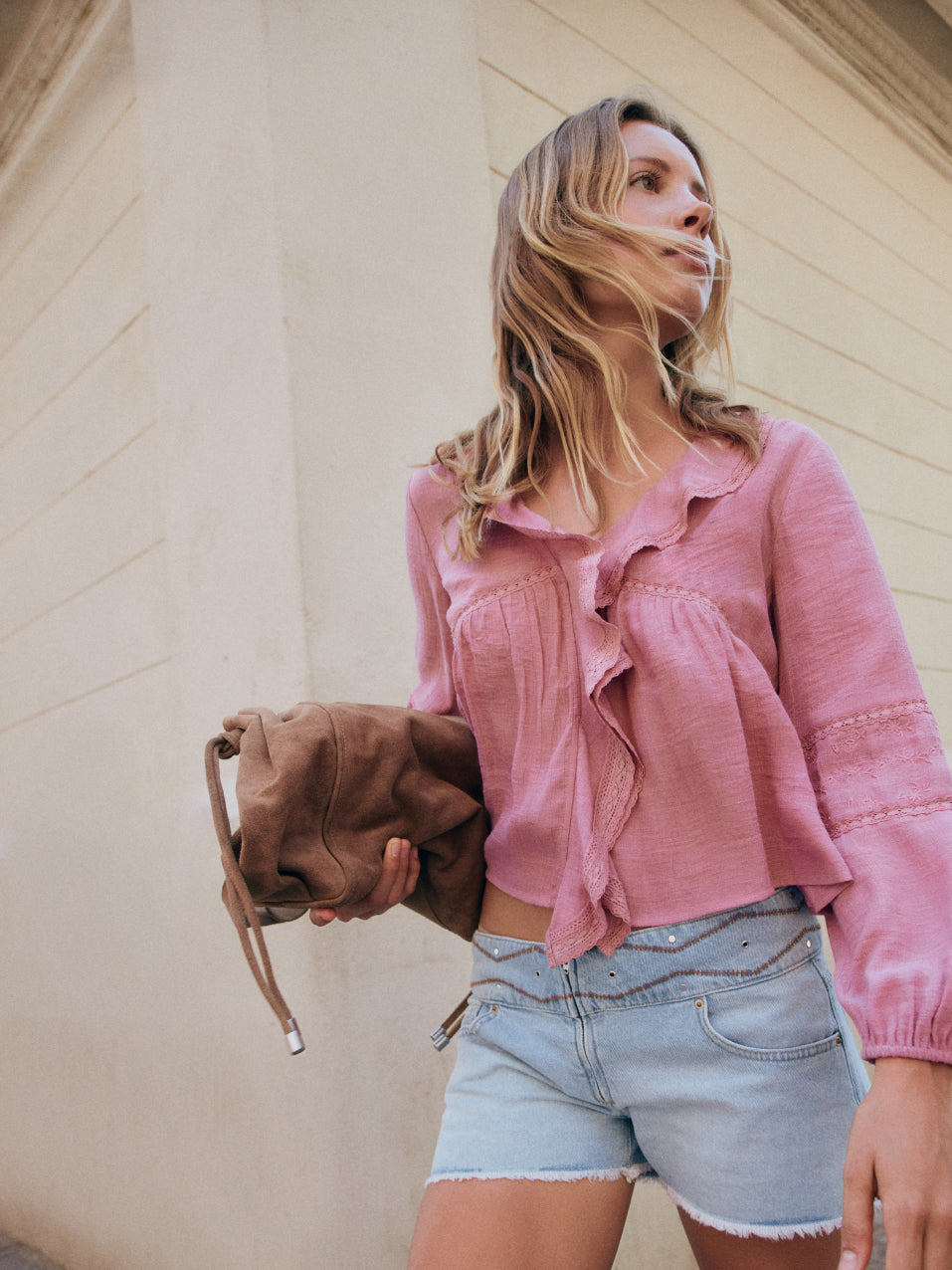 Cómo combinar una blusa romántica y darle un aire actual