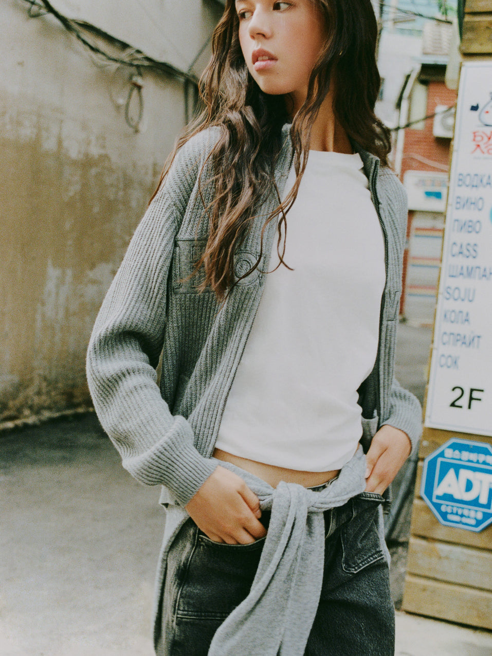 ¿Cómo combinar una camiseta blanca de mujer?