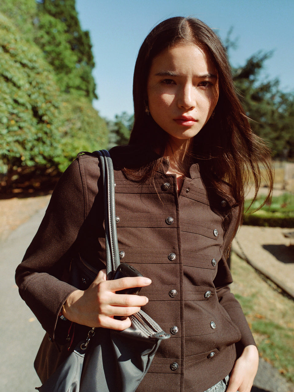 Cómo combinar una chaqueta marrón con estilo