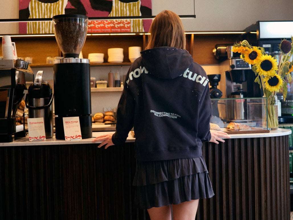 Cómo crear un look con sudadera mujer y hacerlo único