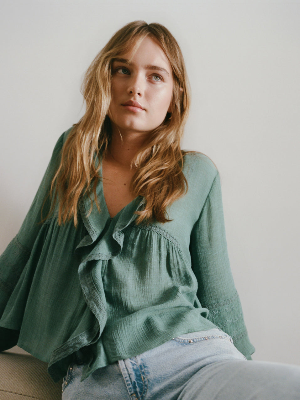 Cómo combinar una blusa romántica y darle un aire actual