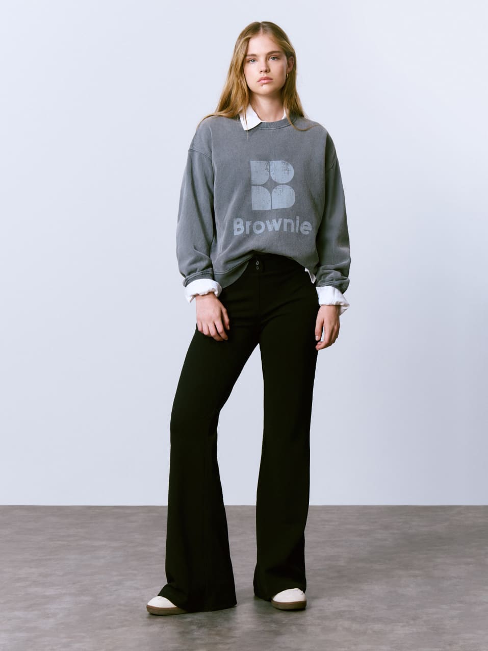 Outfit con jeans campana