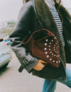 Borsa a spalla con borchie a spirale