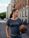 T-shirt com corte frontal e tachas
