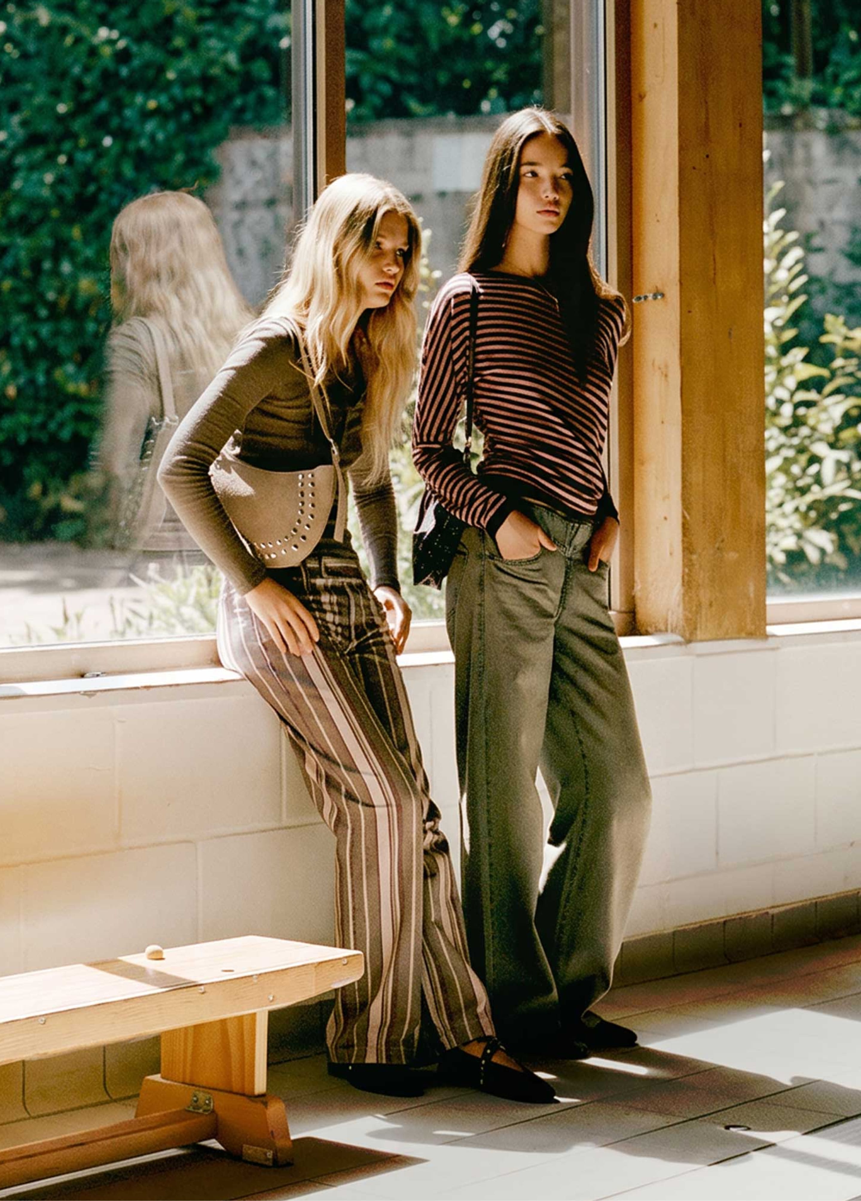 Wide-waistband jeans with studs