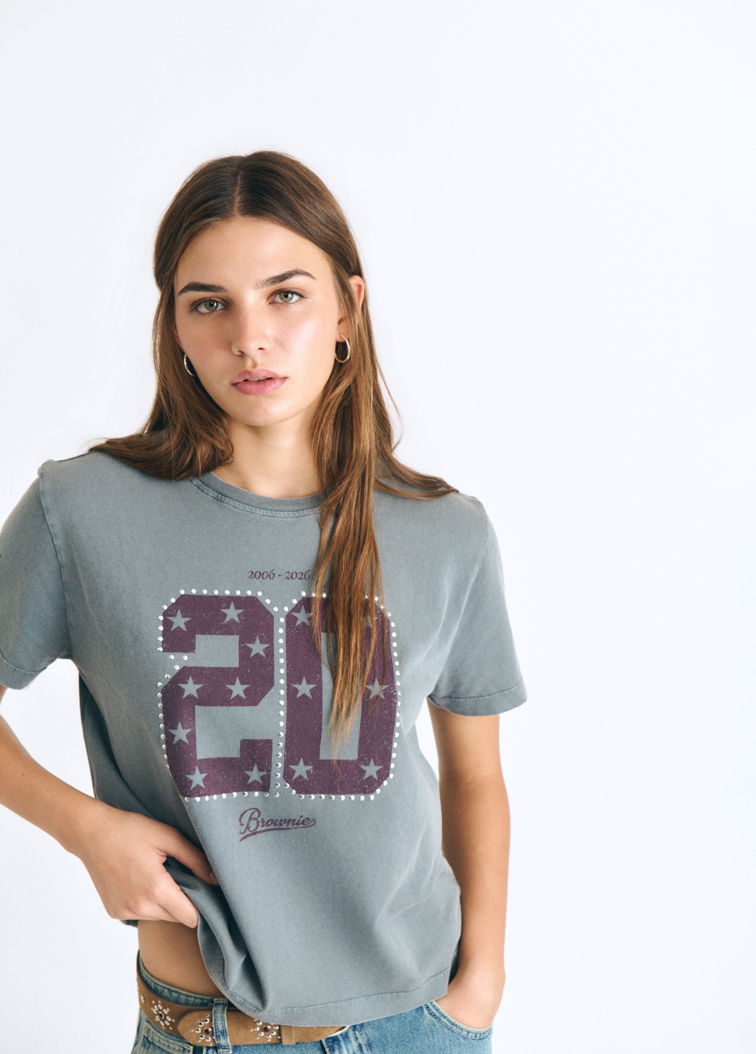 Jersey antracita de aniversario con el número 20 decorado con tachas y estrellas sobre el pecho