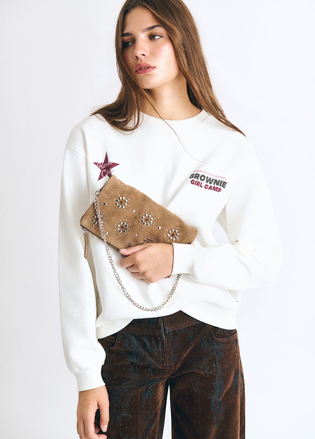 Tas met klep en bloemvormige studs