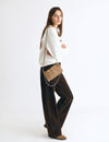 Tas met klep en bloemvormige studs
