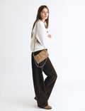 Tas met klep en bloemvormige studs