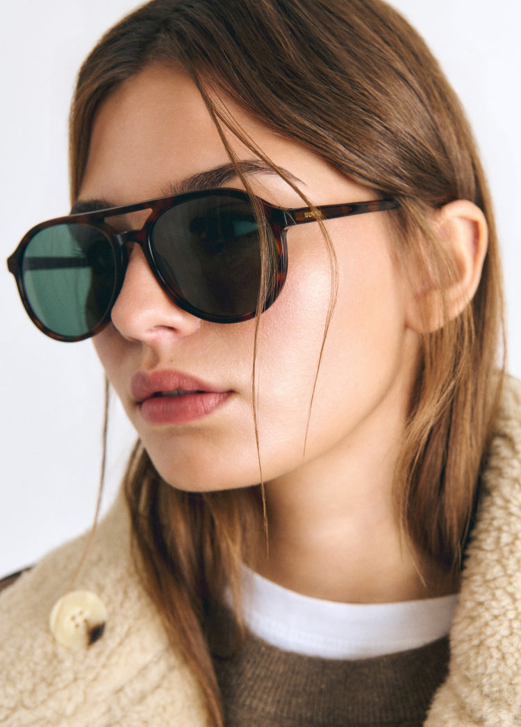 Gafas de sol de aviador en carey medio lucidas sobre modelo