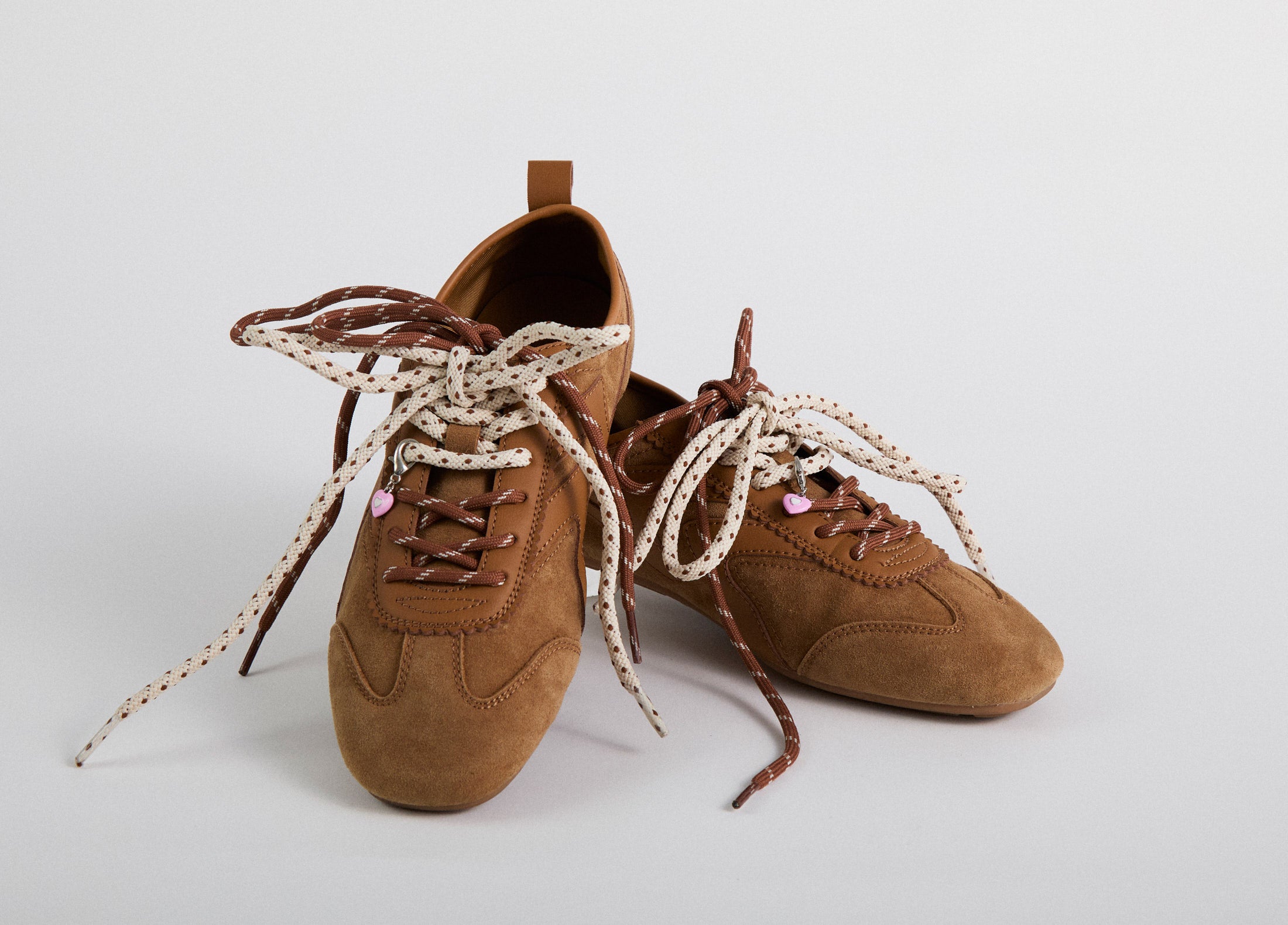 Suede sneaker with double laces