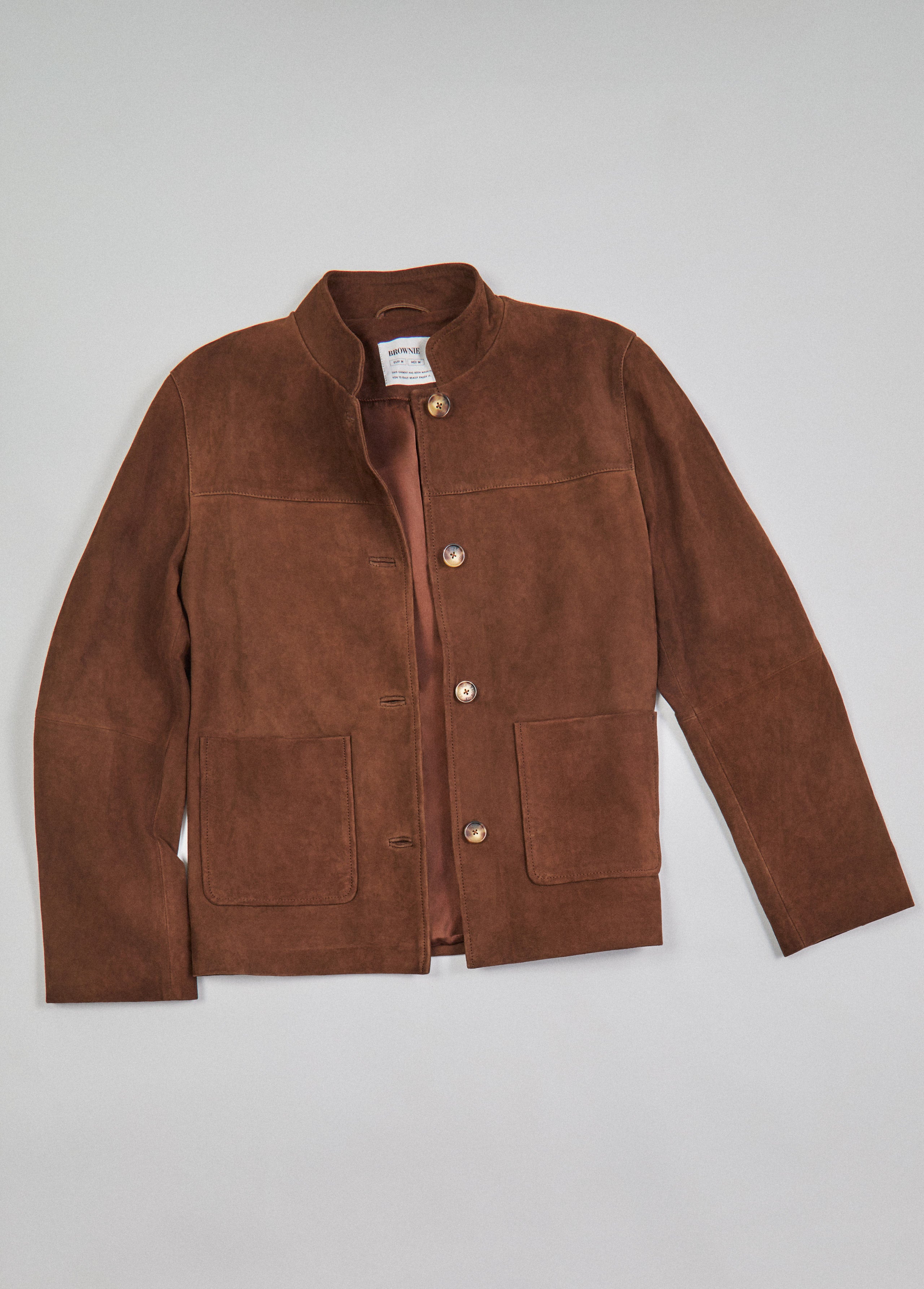 Chaqueta de piel marrón con cuello mao y botones dorados vista de frente