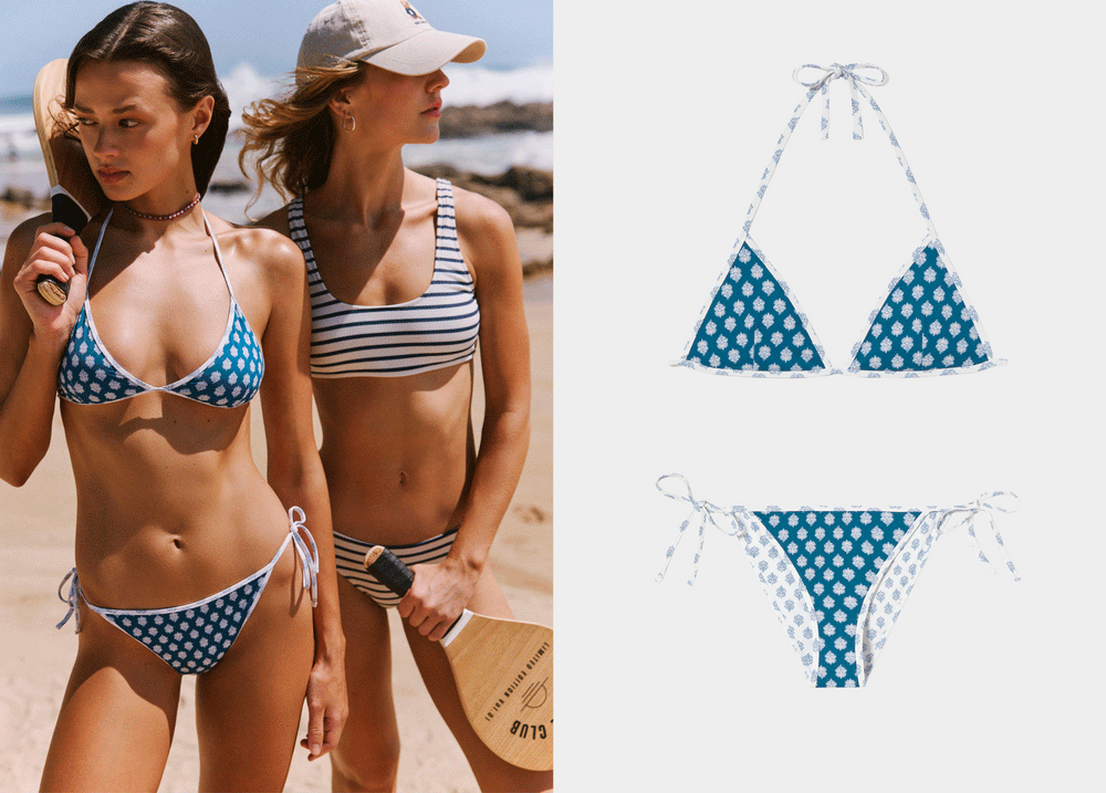 Top triangular de baño azul con estampado floral y tirantes finos