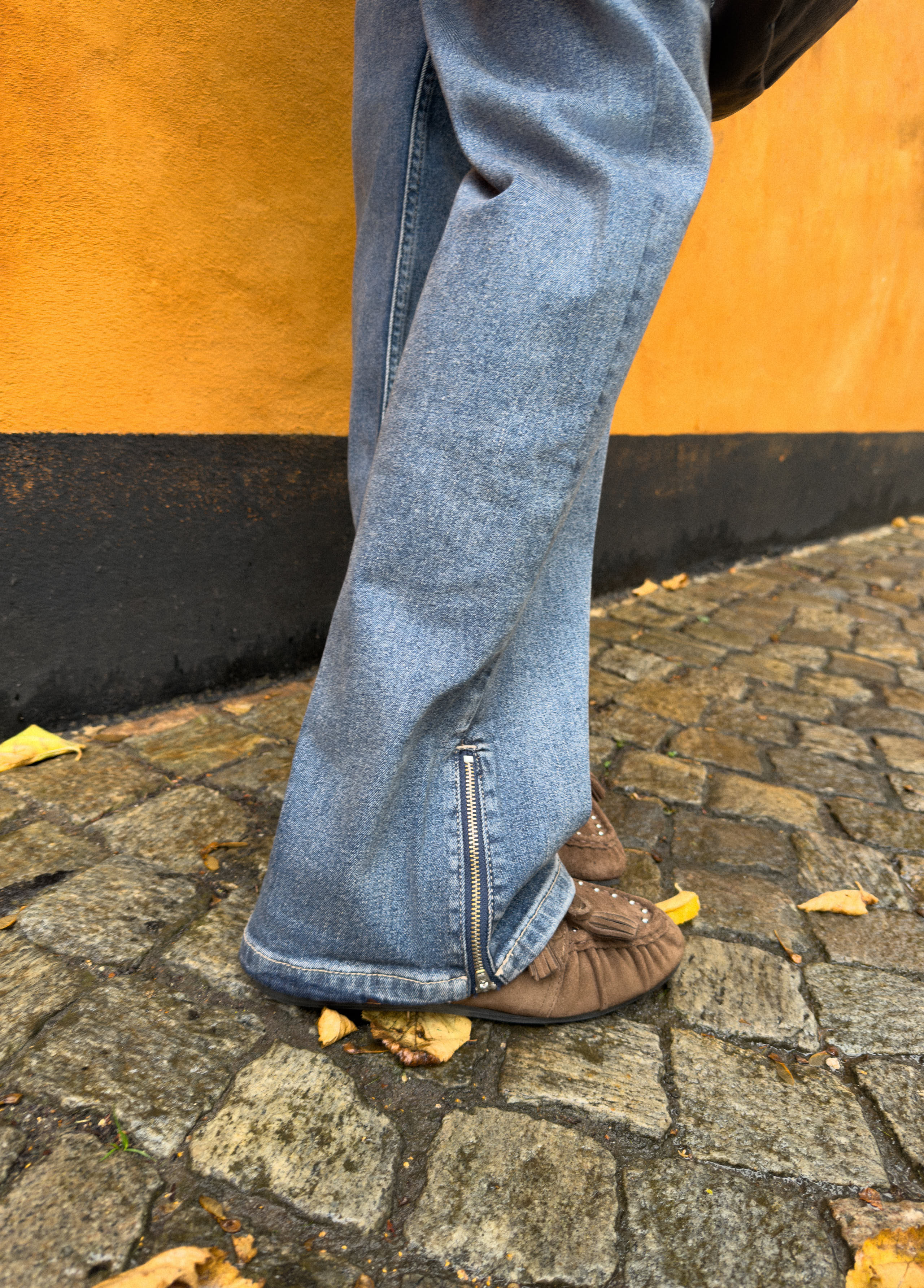Wide-leg denim with a zipper