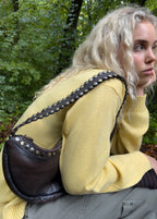 Bolsa de ombro em pele tachas