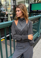 Jersey de punto gris oscuro con rayas horizontales y escote cruzado en V