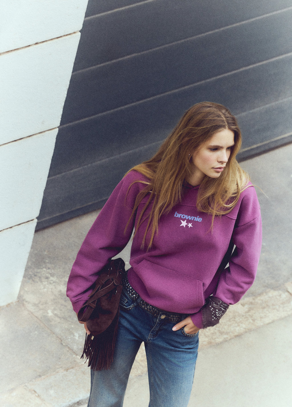 Sudadera de color granate con capucha y estampado de estrellas en el pecho sobre modelo