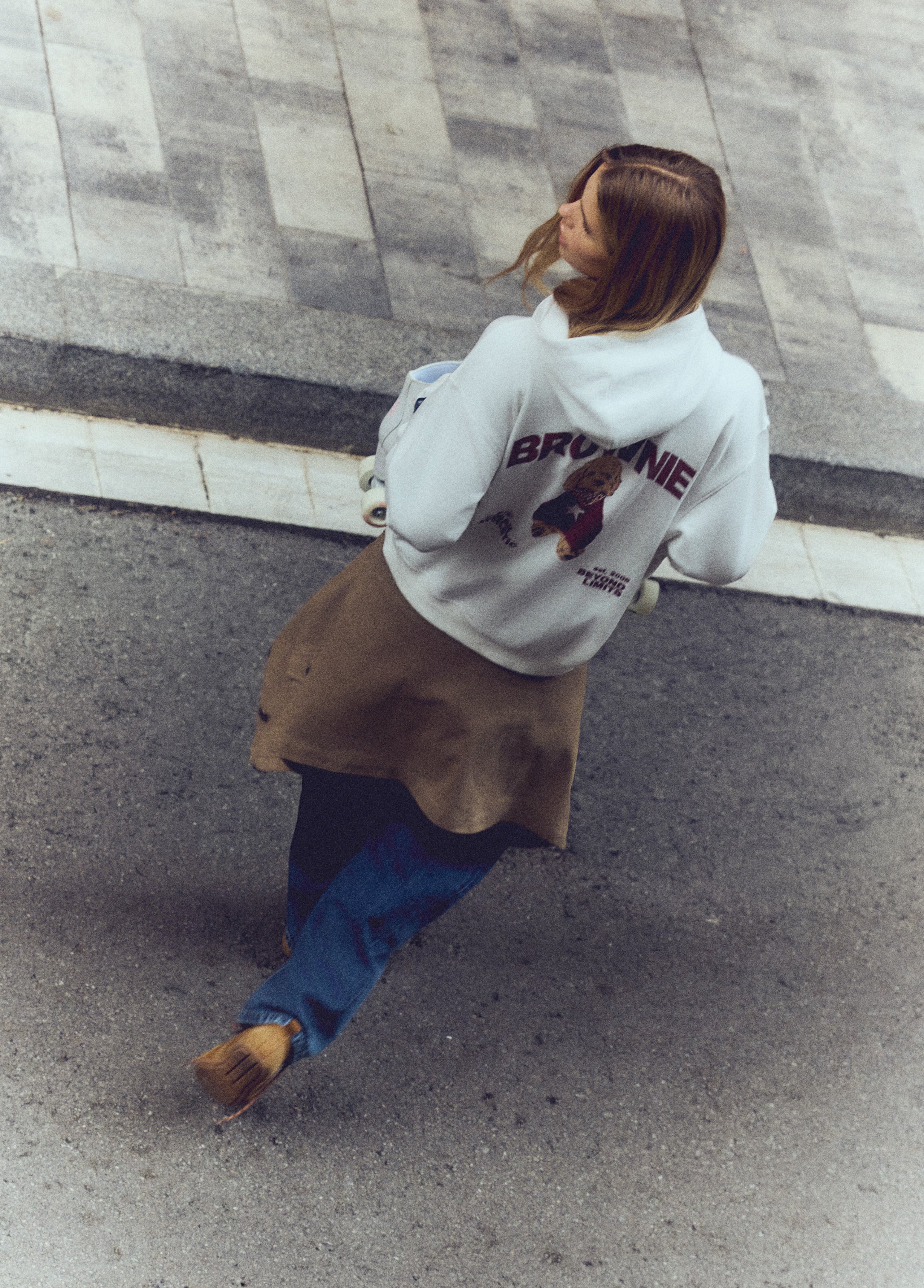 Sudadera de color blanco con capucha y estampado de un perrito con bandana en el pecho