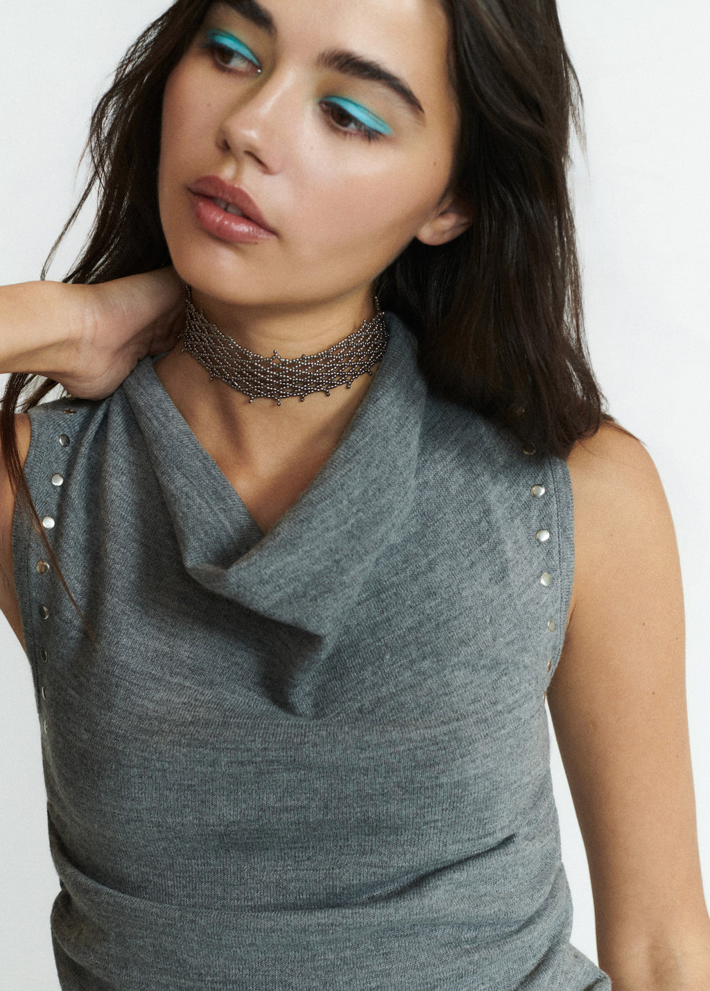 Choker de malla con cuentas en tono antracita lucido sobre el cuello de la modelo