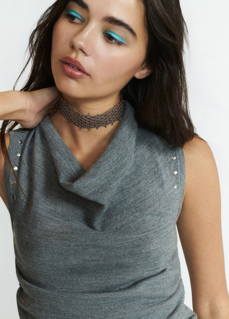 Choker de malla con cuentas en tono antracita lucido sobre el cuello de la modelo