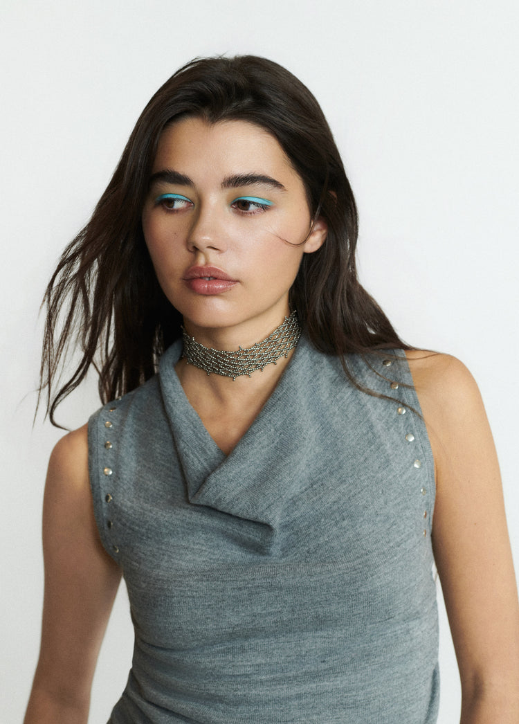 Choker de malla con cuentas en tono antracita lucido sobre el cuello de la modelo