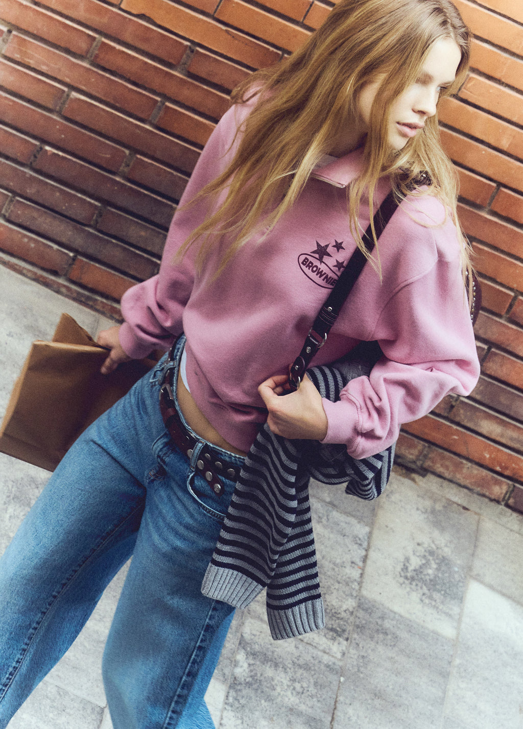 Sudadera de cremallera en rosa con estampado de estrellas sobre modelo