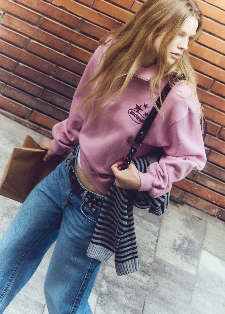 Sudadera de cremallera en rosa con estampado de estrellas sobre modelo