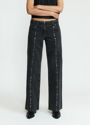 Weit geschnittene Jeans mit Nieten