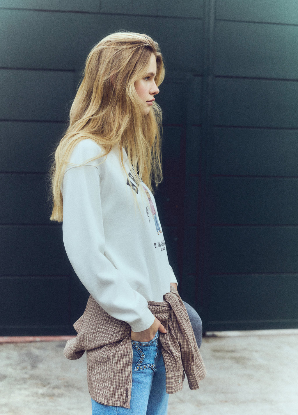 Sudadera de color crudo con estampado de un perro y la palabra brownie vista de perfil