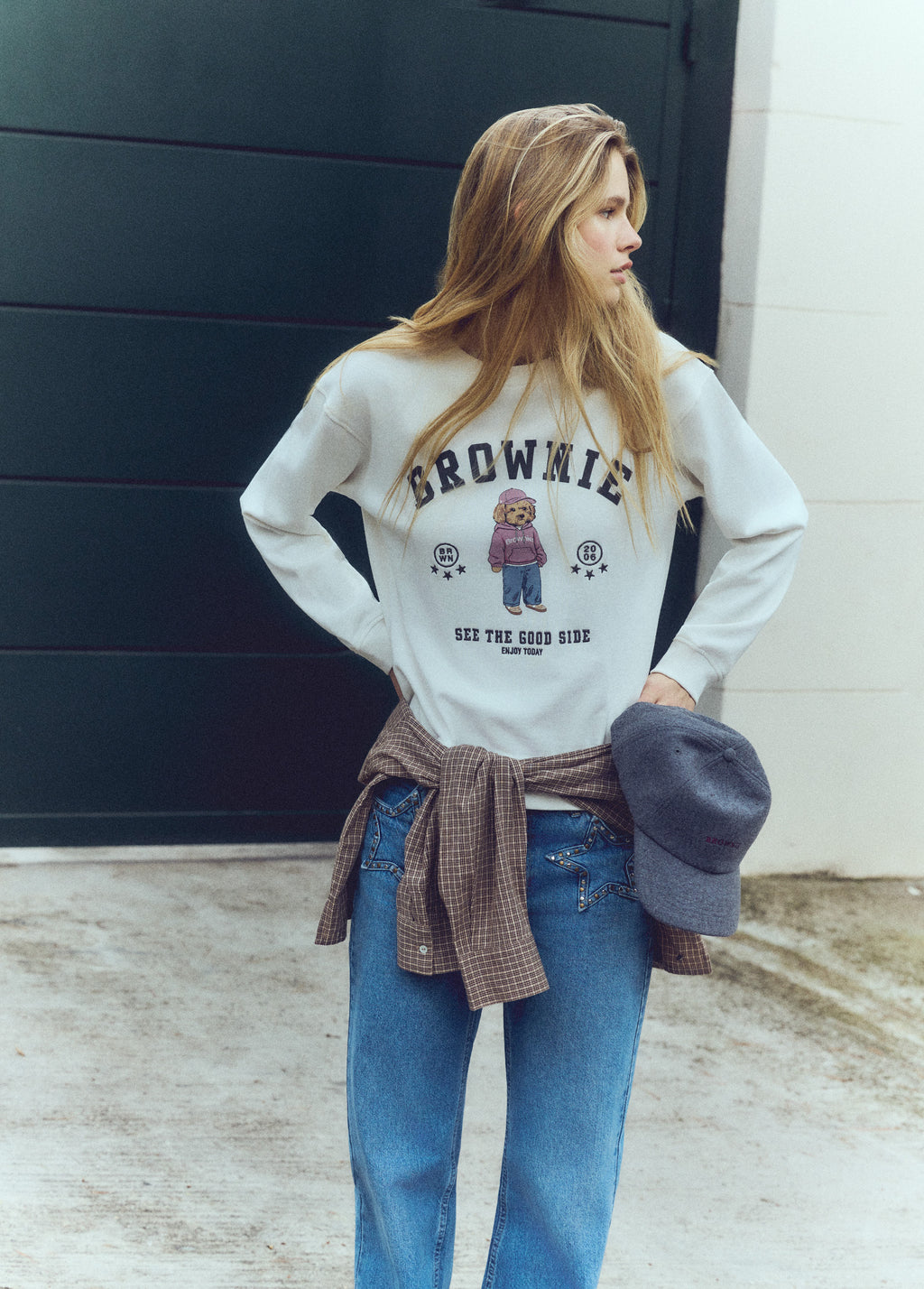 Sudadera de color crudo con estampado de un perro y la palabra brownie lucida sobre modelo