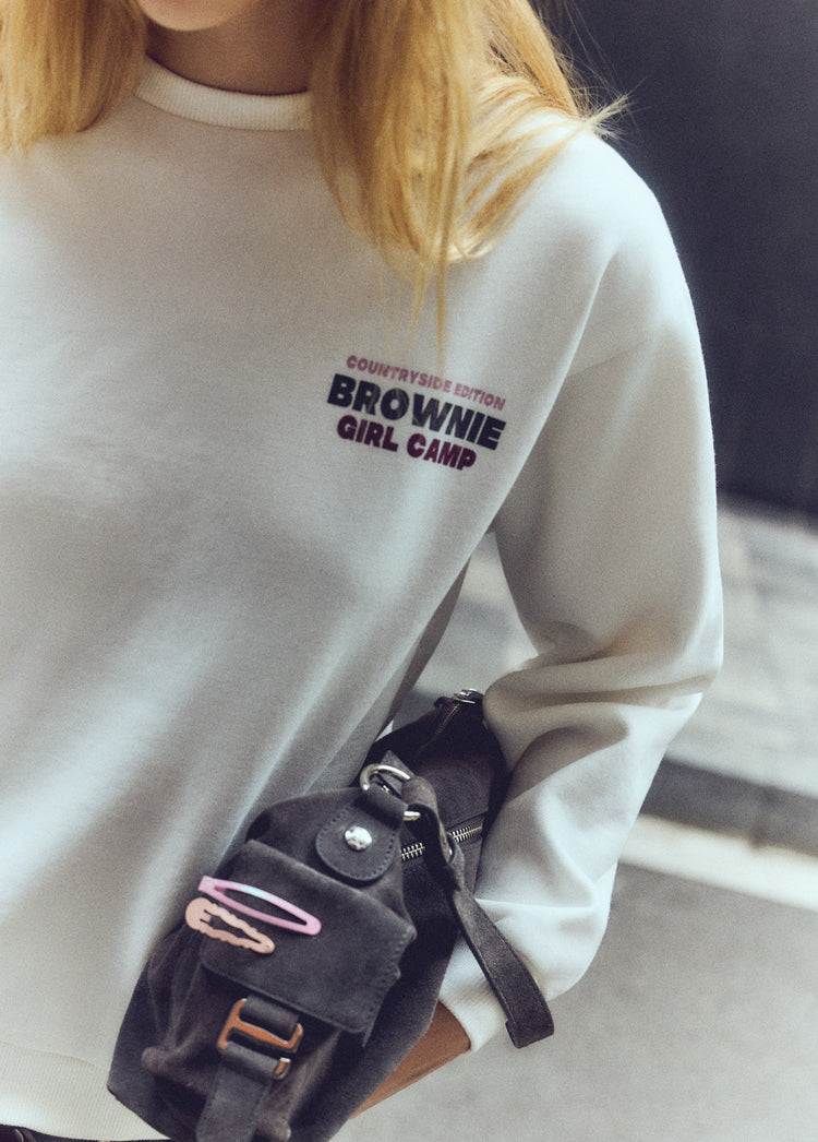 Sudadera blanca con estampado de texto en el pecho sobre modelo