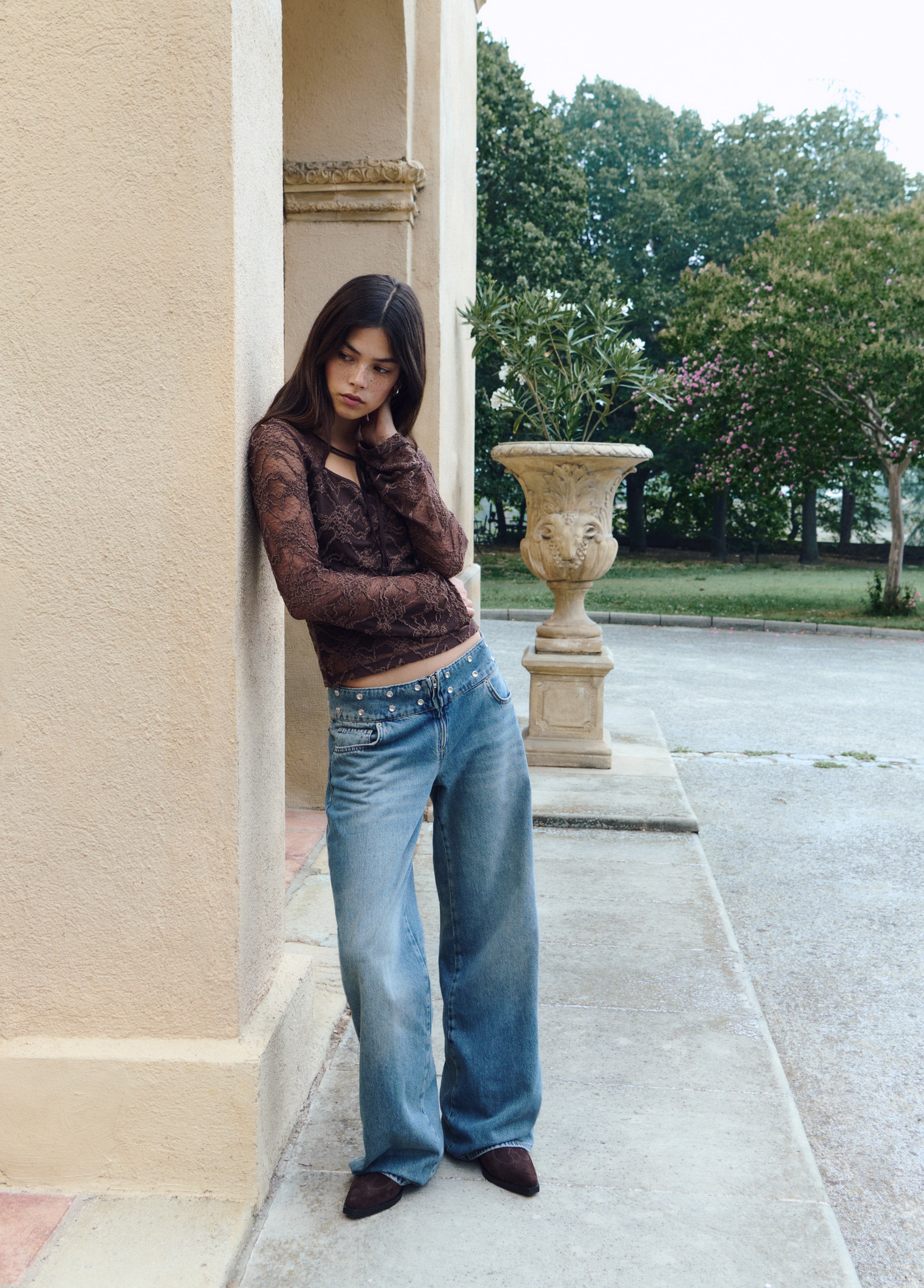 Studded embroidered waistband jeans