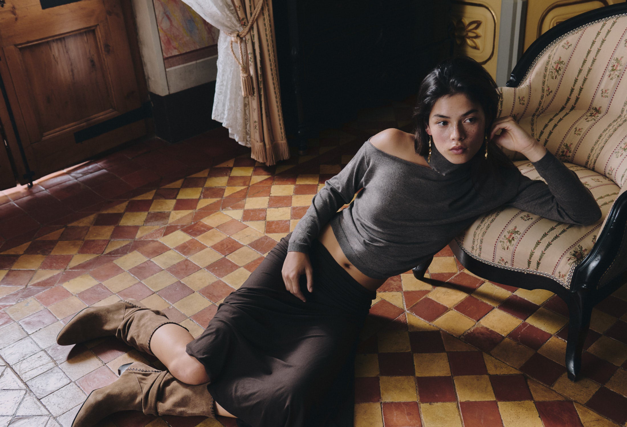 Asymmetrical skirt with waistband