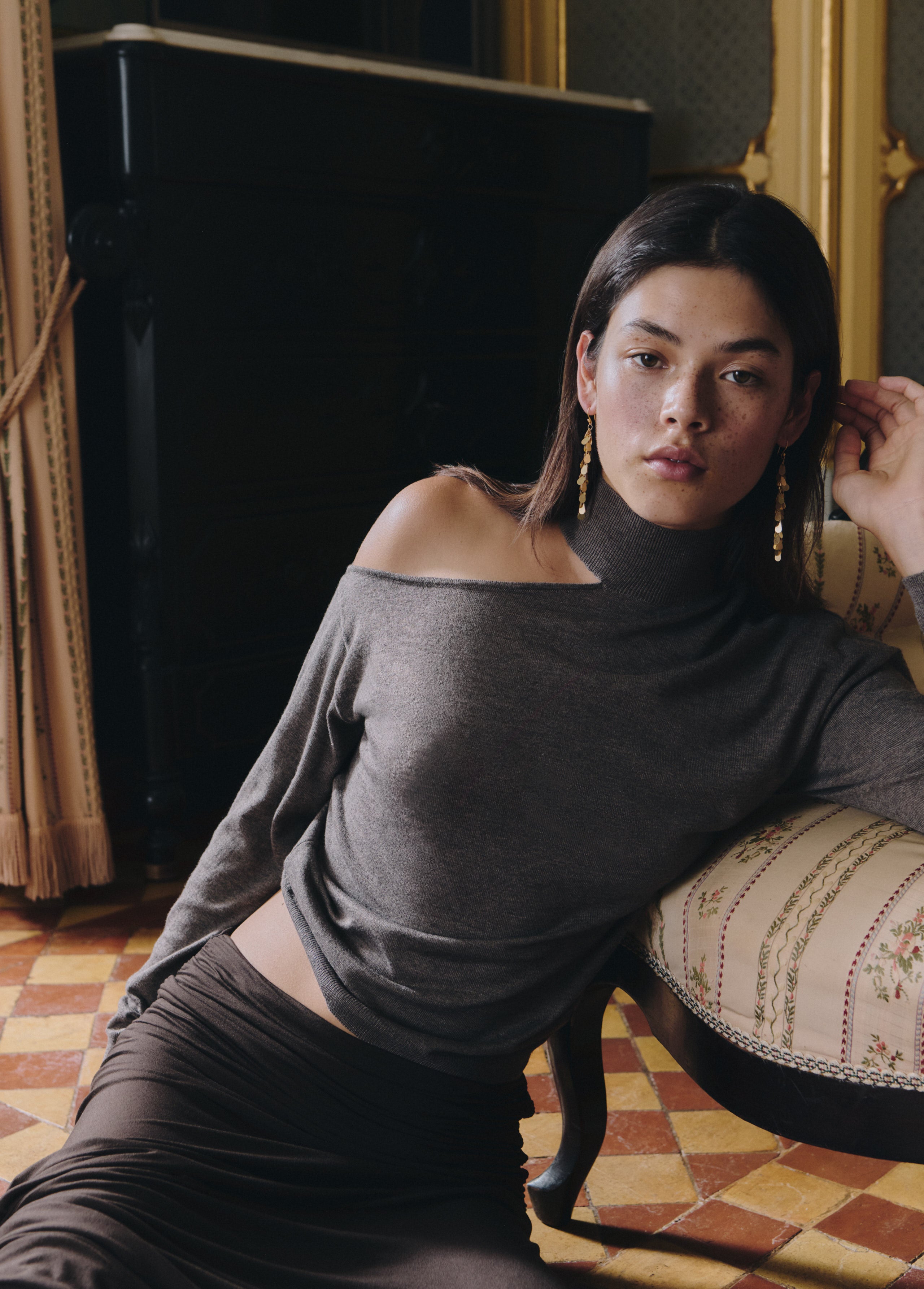 Fine cut-out sweater