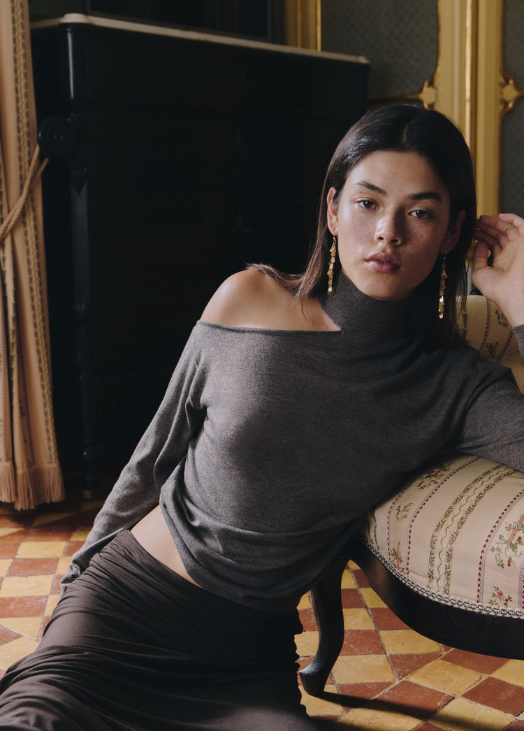 Fine cut-out sweater